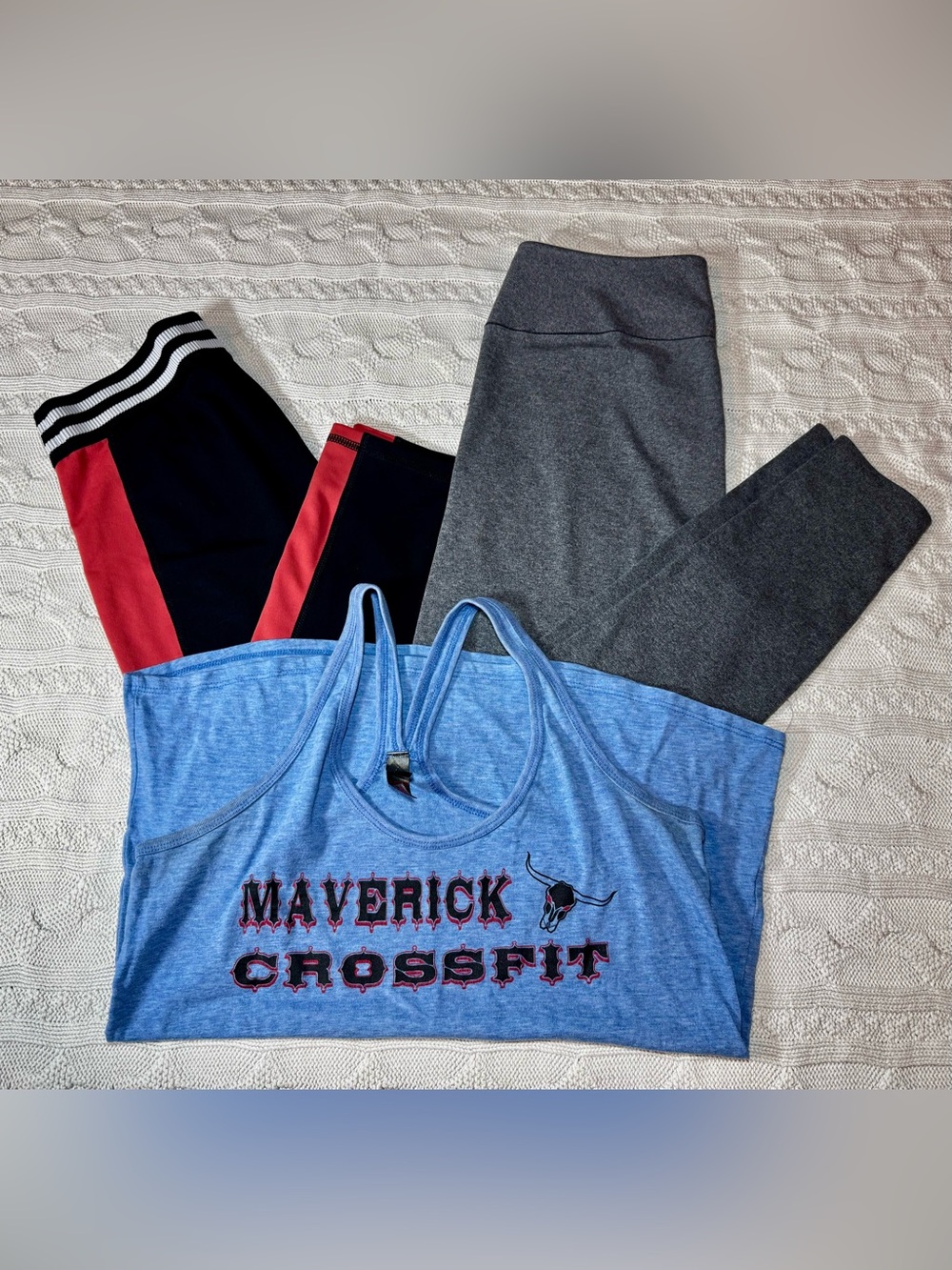 Lot of Athletic Clothes / Tank / UNI QLO & Aeropostale Leggings- Size M #1185